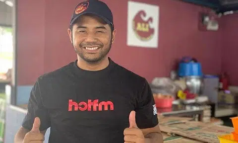 Mr Amirul Hakim Ali, manager of Ali Roti Canai Tsunami in Malaysia, said that a salary of RM5,000 would usually be for someone more educated. PHOTO: COURTESY OF MR AMIRUL HAKIM ALI