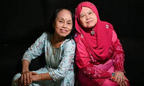 Madam Thangah Koh (left) and Madam Fatimah Mohidin are kampung buddies who grew up together. They were in their 20s when they found out that they were actually biological sisters. ST PHOTO: LIM YAOHUI