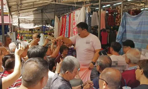 Salesman gives 'freebies', charges customers $99 when they try to claim prizes