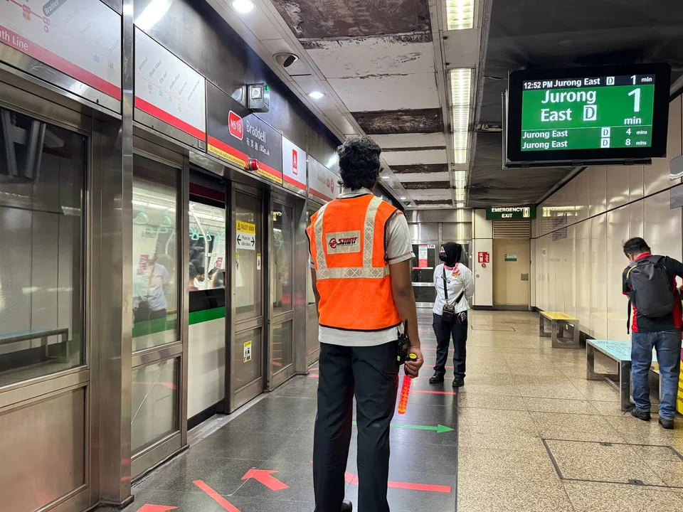 A platform screen door at Braddell MRT station fell onto the north-bound track of the North-South Line on April 16 at around 11.15am.