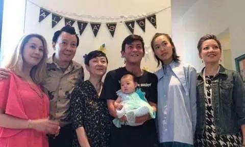 Edison Chen holds up a baby girl, flanked by Chinese-born model Shu Pei Qin, his parents and his two older sisters. PHOTO: INSTAGRAM