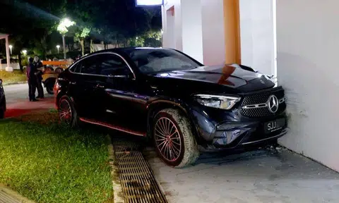 79-year-old Mercedes driver crashes into Jurong West block, people seen arguing nearby