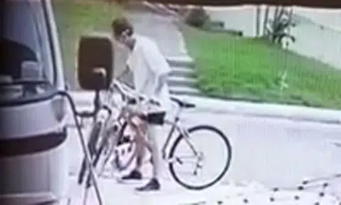 Man rides away with fruit seller's bike in broad daylight at Bukit Batok