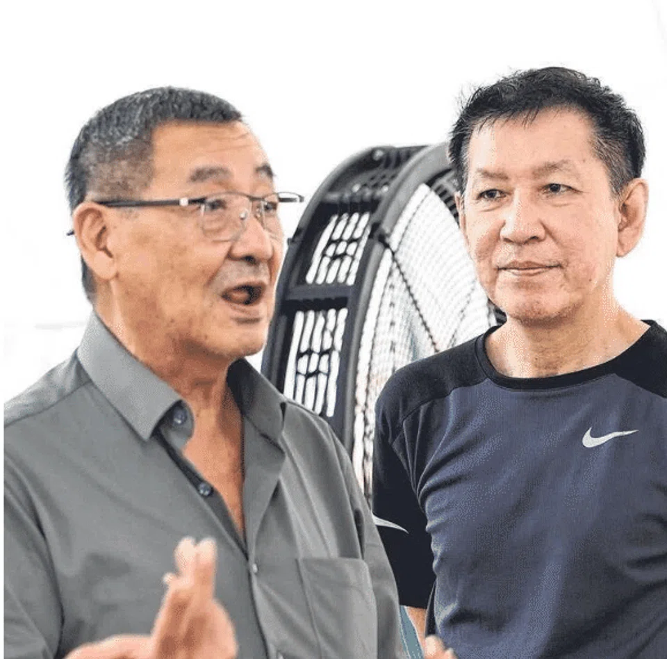 陈国信（右）星期天早到灵堂吊唁。左为凌霄的弟弟陈彬霖。（庄耿闻摄）