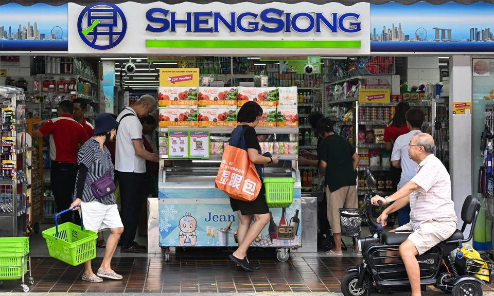 Images shared on social media platform Xiaohongshu on Dec 20 and 21 showed Sheng Siong staff receiving certificates of appreciation, along with engraved gold coins.