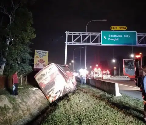 The Super Nice express bus with 29 people onboard was travelling from Boon Lay to Ipoh, Perak.