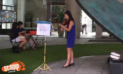 Busy CBD professionals stopped in their tracks -- by violinist playing Bach at Tanjong Pagar