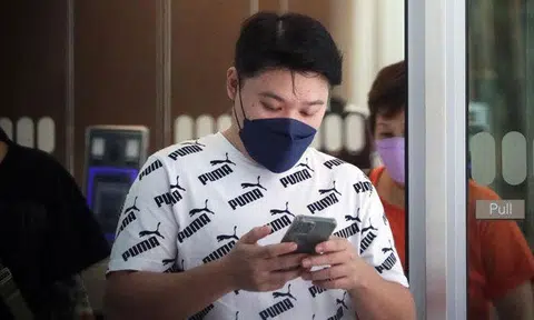 Malvin Tan Jian Hong leaving the State Courts on Dec 9, 2021. ST PHOTO: KELVIN CHNG