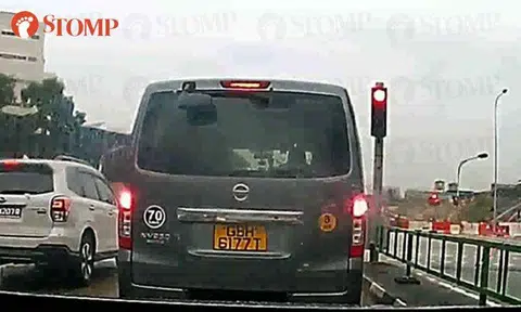 Van driver flashes middle finger at motorist who honked at him for cutting lanes at Buangkok Drive