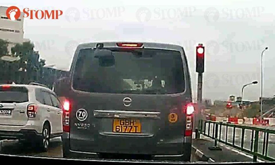 Van driver flashes middle finger at motorist who honked at him for cutting lanes at Buangkok Drive