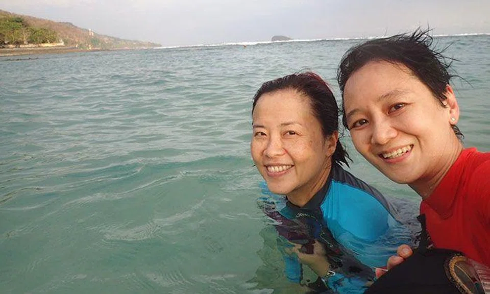 Photo: The Straits Times, Dr Wong Yu Yi (right) with her friend, Ms Yap Shu Mei, who was with her during the fatal diving trip to Bali.