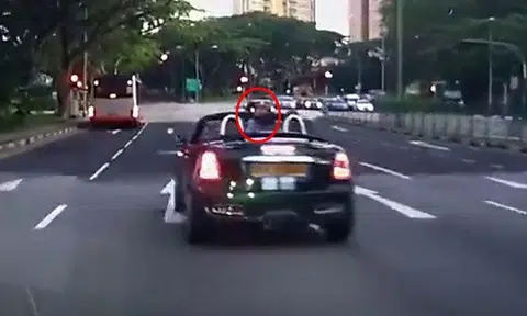 Driver of MINI Cooper flashes middle finger after he is unable to change lanes
