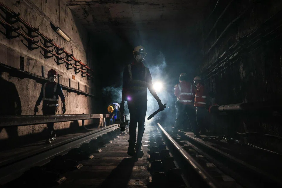 Every morning from 1.30am to 4.30am, workers will carry out rail replacement works on faulty rail segments.