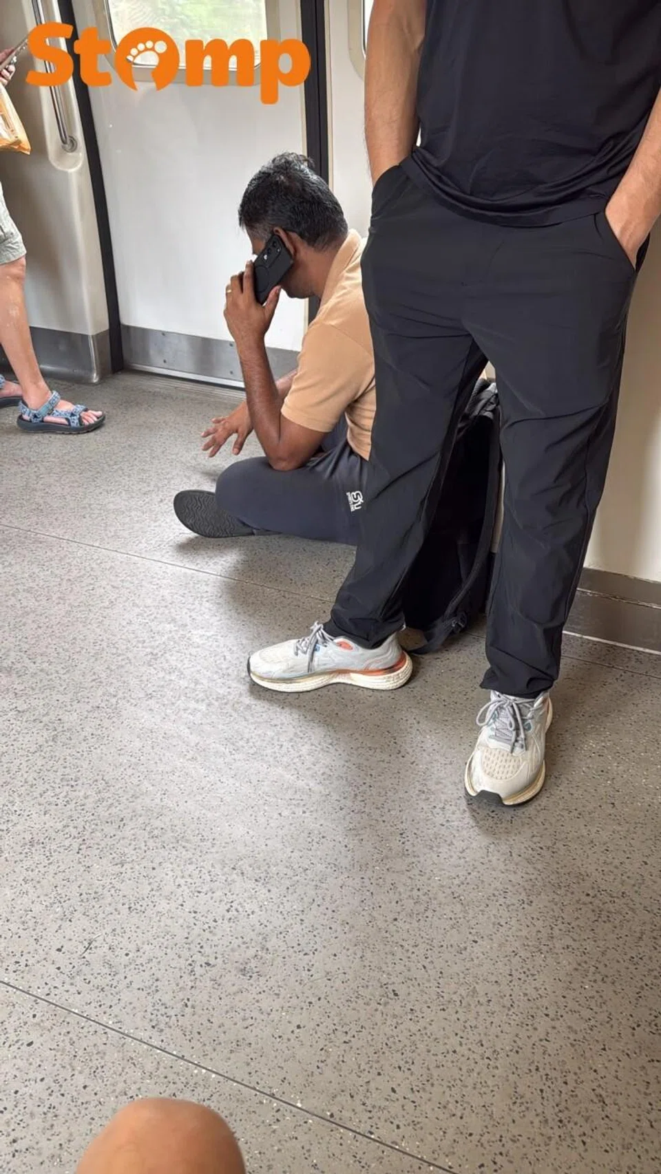 inconsiderate MRT commuters blocking train door