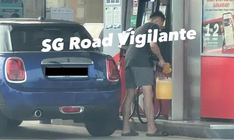 S'pore Mini Cooper driver fills container with Ron95 petrol in JB, slammed for being 'sia suay'