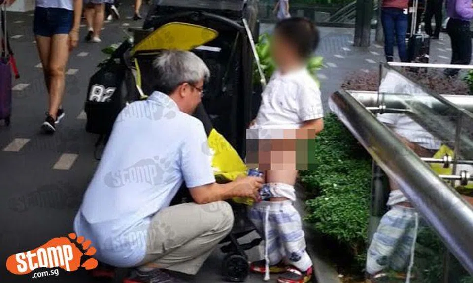 Man lets boy pee in a bottle -- right outside Paragon shopping mall