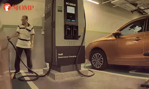 Minibus driver forcefully unplugs charger from car's charging port at Northpoint City
