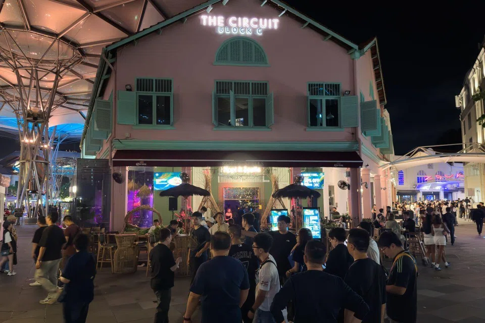 Patrons interviewed by ST said they were lukewarm about the longer operating hours.