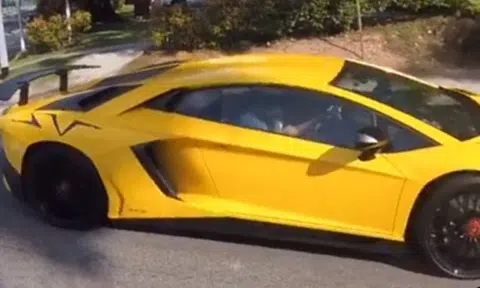 Cool Lamborghini -- but take a closer look at what its driver is doing