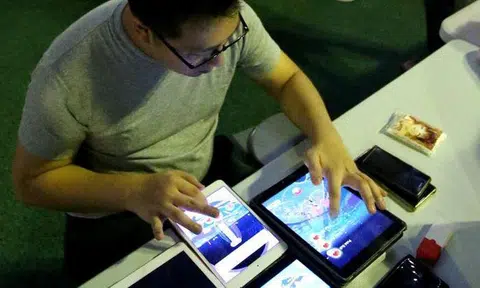 Ex-insurance agent earns hundreds a night catching Pokemon for others