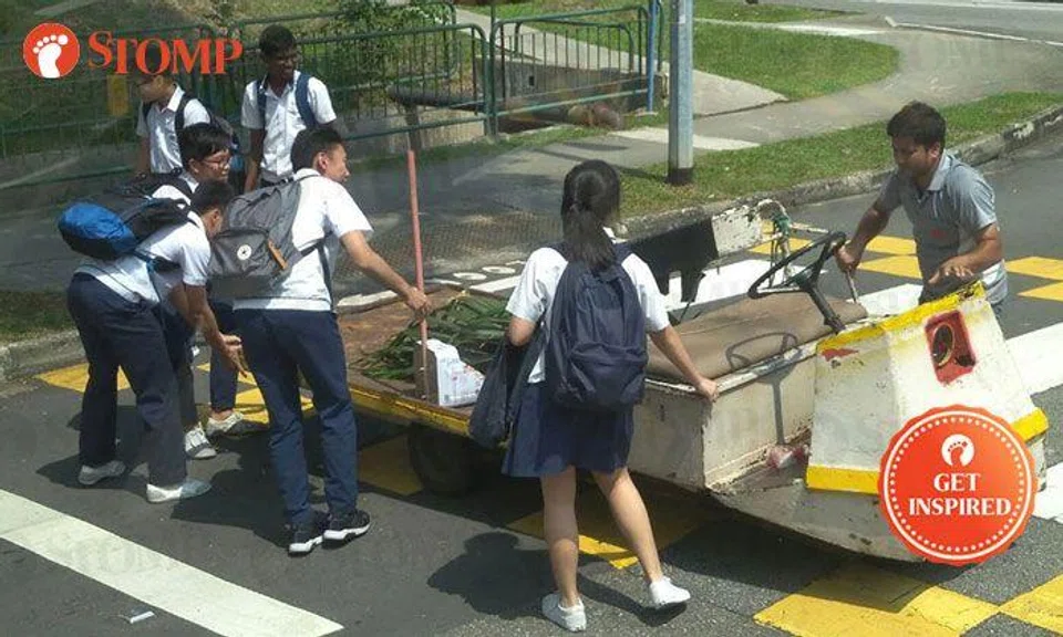 Serangoon Garden Sec students help cleaner push stalled cart