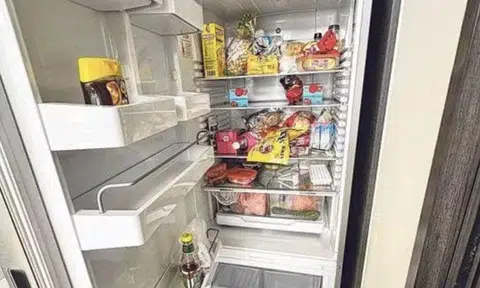 Food items left behind by the family. PHOTO: SHIN MIN DAILY NEWS