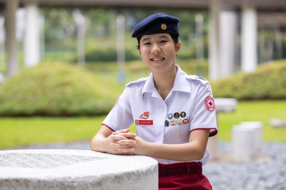 Alva Wong, a Secondary 4 student at Raffles Girls' School and a Red Cross Youth cadet, was on her way to school when she came across a man fighting for his life as his wife looked on helplessly.