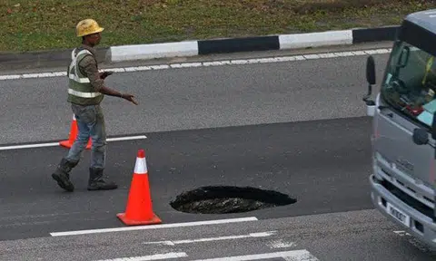 1m sinkhole appears on Ang Mo Kio road