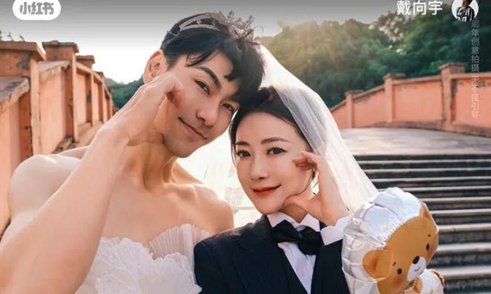 Dai Xiangyu takes wedding photos with wife to mark 8th anniversary, not expecting he had to do this