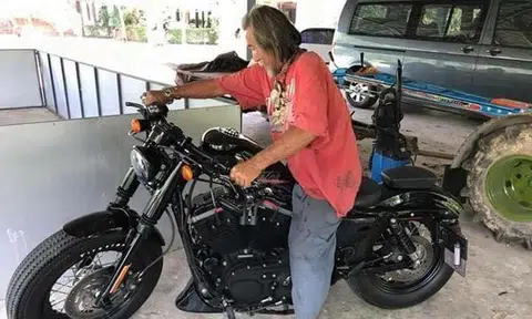 Shabbily-dressed Thai man ignored by salespeople, ends up buying Harley Davidson bike with cash