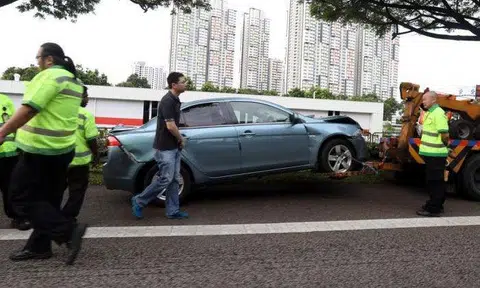 11 people hurt in 5-vehicle accident on AYE during morning peak hour