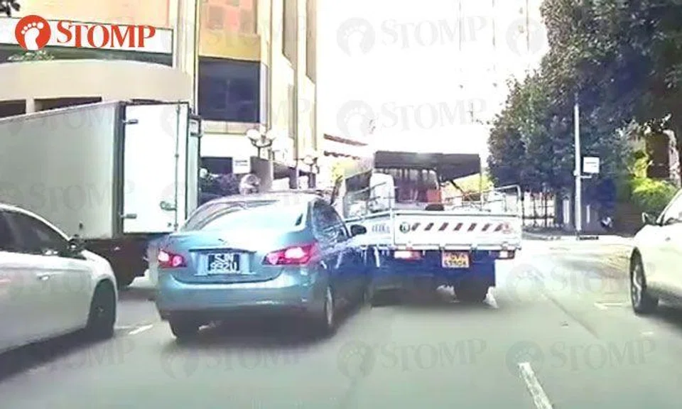 Video of accident between car and lorry in Chinatown