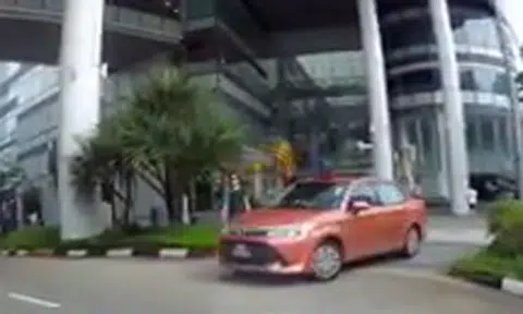 "Ah beng" driver gives cabby a piece of his mind after seeing him make illegal U-turn at Tew Chew Street