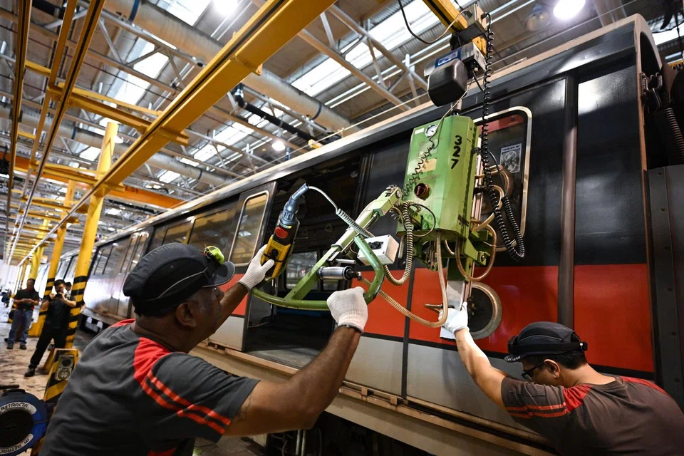 When servicing train doors, engineers check the conditions of the rollers to make sure that the doors can move smoothly, and check the opening and closing speed of the doors. 