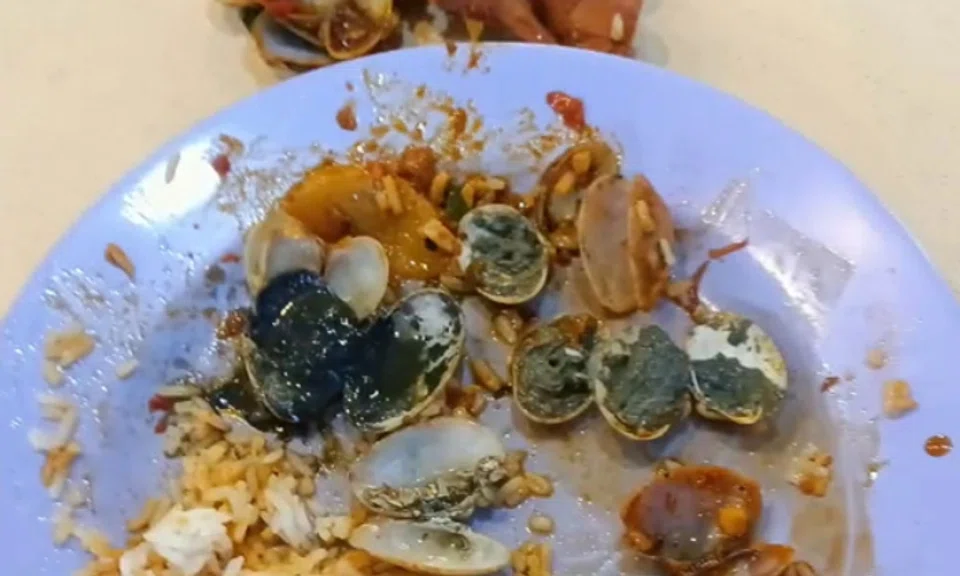 The man said he discovered that three clams had mud inside just as he was finishing his meal.