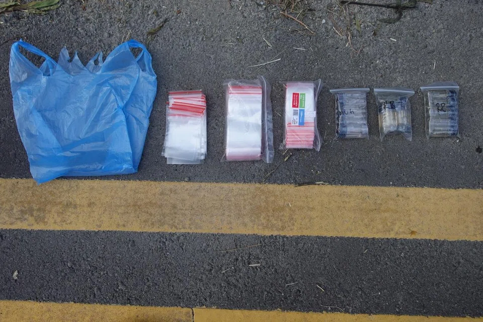 Two e-vaporisers and 30 e-vaporiser pods were seized