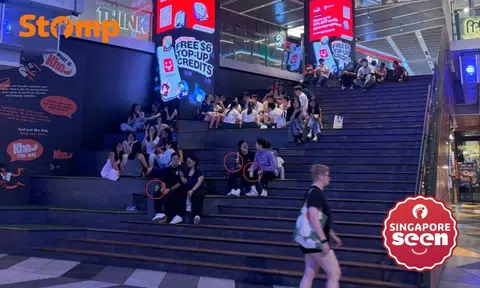 Are eating and drinking allowed on these steps in Funan? The mall says no. 