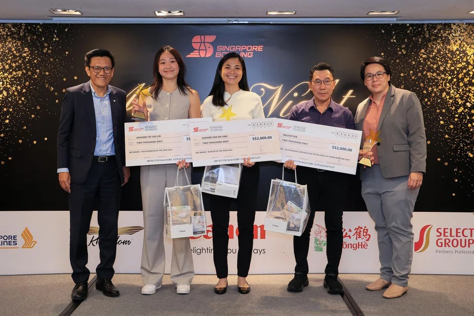 Arianne Tay (second from left) and Daphne Tan (centre) were named Young Bowler of the Year 2024 and Bowler of the Year 2024 respectively at the SBF annual awards night on April 2.