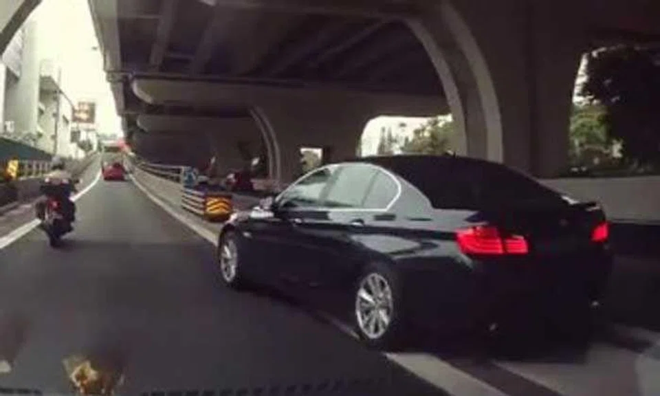 BMW driver almost causes crash with reckless lane change across chevron markings