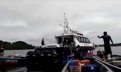 Malaysian fishermen argue with Singapore Coast Guard at sea, Singapore Police refute allegations