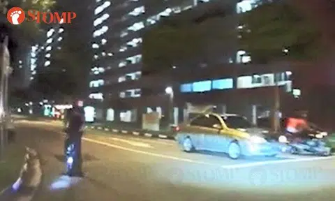 E-scooter rider beats red light and dangerously swerves past car in Simei