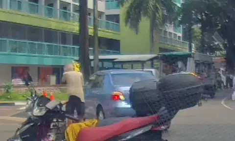 Driver blocks road while struggling to reverse at Havelock Road