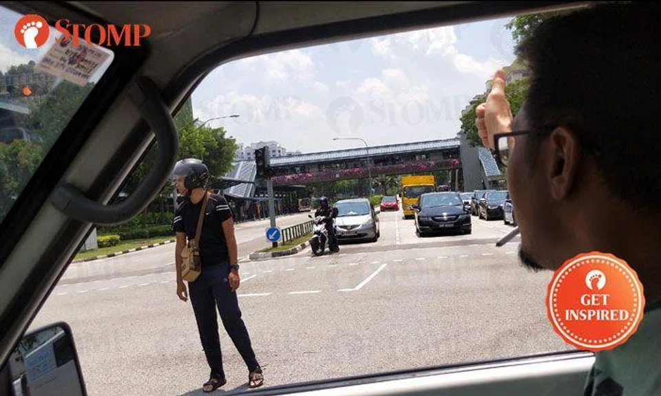 Biker voluntarily directs traffic under hot sun after traffic lights break down at Woodlands junction