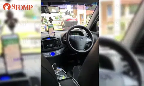 GrabCar driver leaves passenger in car with engine running and blocks other vehicles -- to go toilet