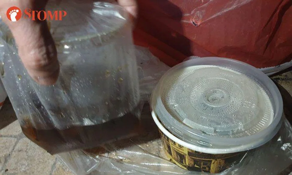 Food delivery customer shocked after drink arrives spilled, noodles not covered properly
