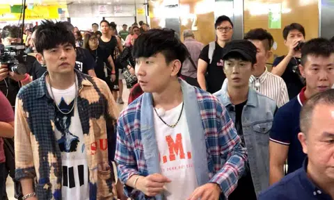 Jay Chou surprises shoppers at Sim Lim Square -- along with JJ Lin