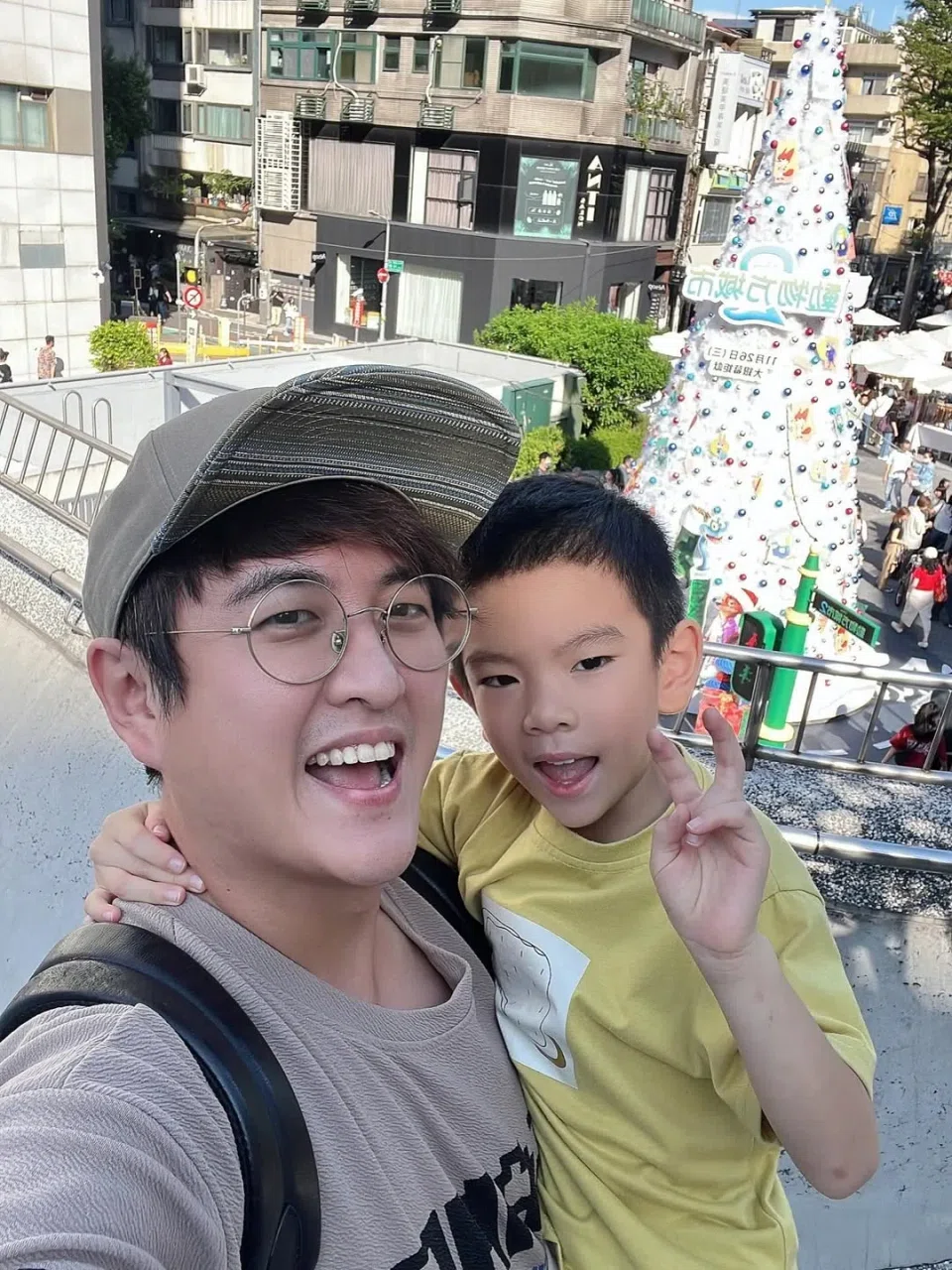 Taiwan-based Singaporean Huang Jinglun with his son, nicknamed Little Lun. PHOTO: JISADPOPPPY/INSTAGRAM