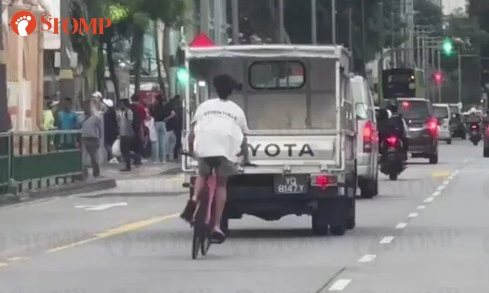 Cyclist risks his life by tailing behind lorry along Serangoon Road
