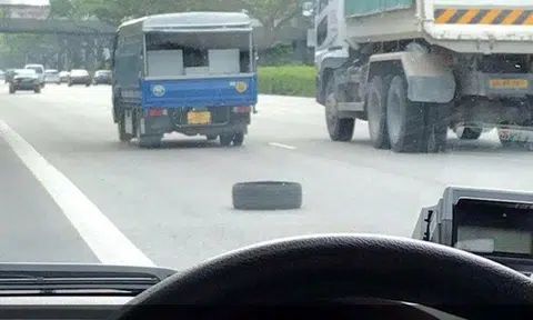 GrabCar vehicle's tyre rolls off, leaving passenger stranded on highway