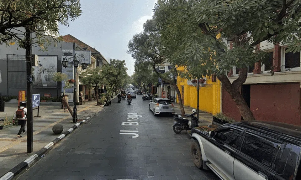 The couple were harrased by the teenagers along Jalan Braga in Bandung on Dec 29. 